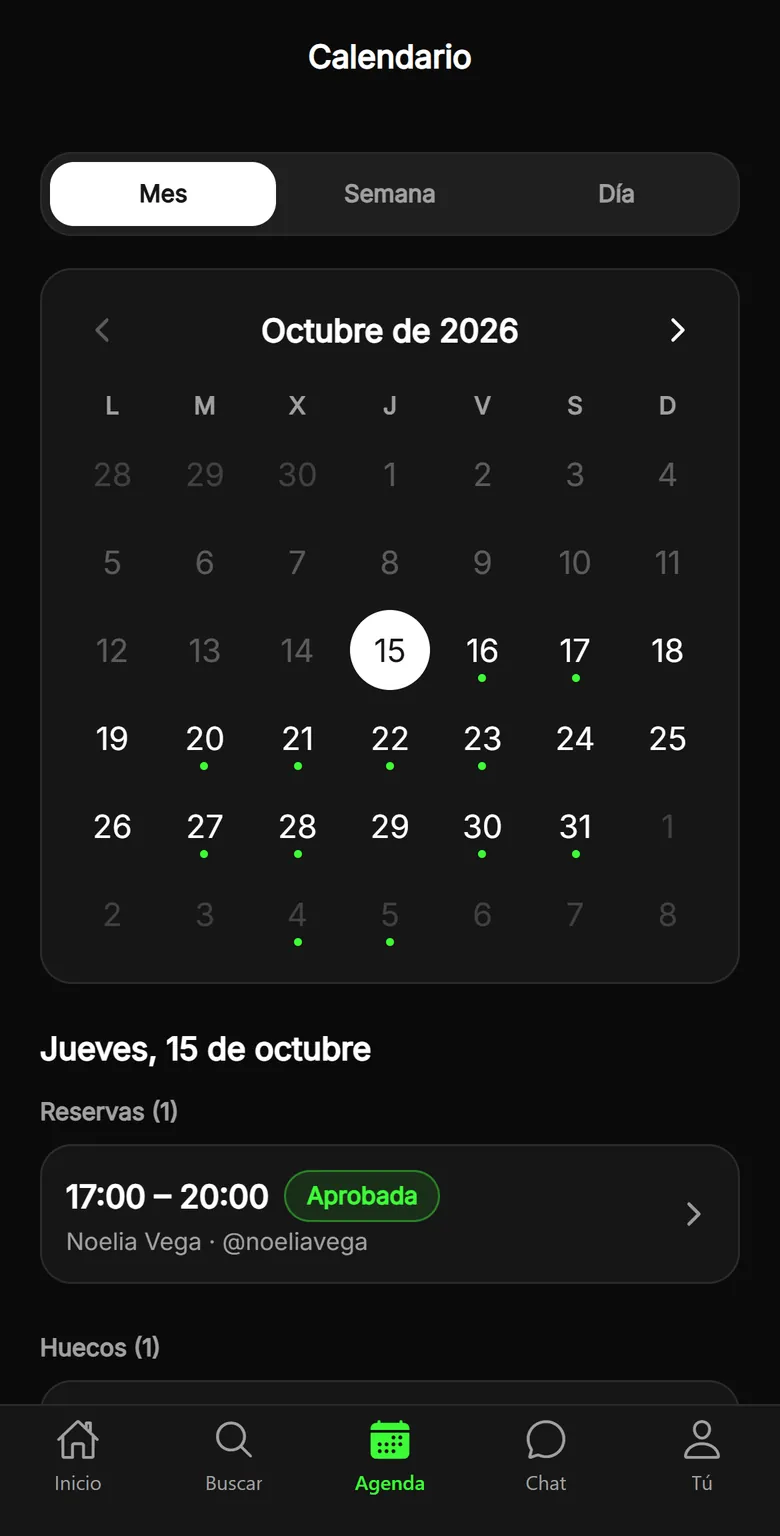 Calendario del tatuador en TatuARTE: el mes con los días que tienen huecos y, debajo, las reservas y los huecos del día elegido
