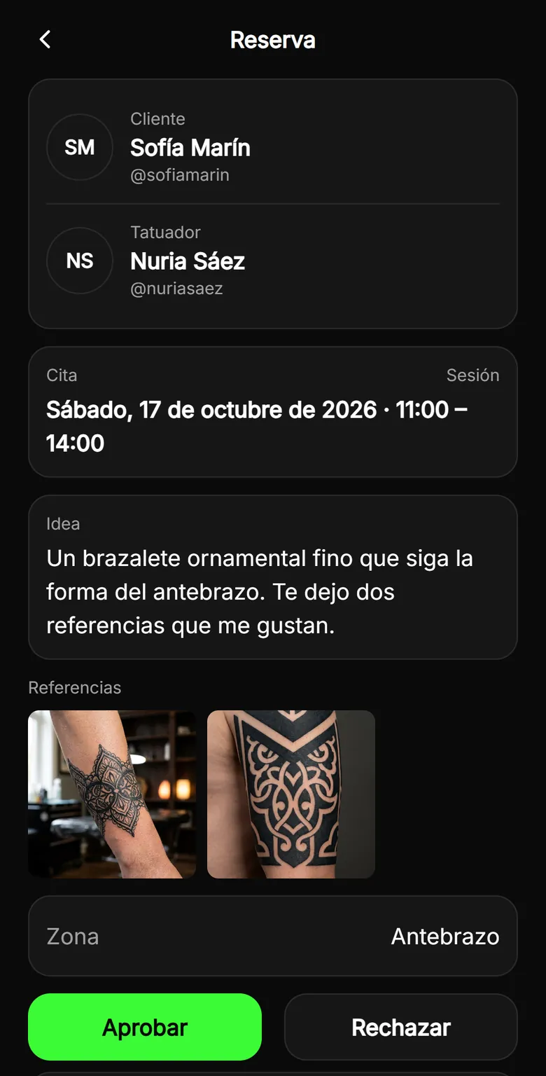 Solicitud de cita que recibe una tatuadora en TatuARTE: clienta, día y hora, idea, fotos de referencia, zona y botones de aprobar y rechazar